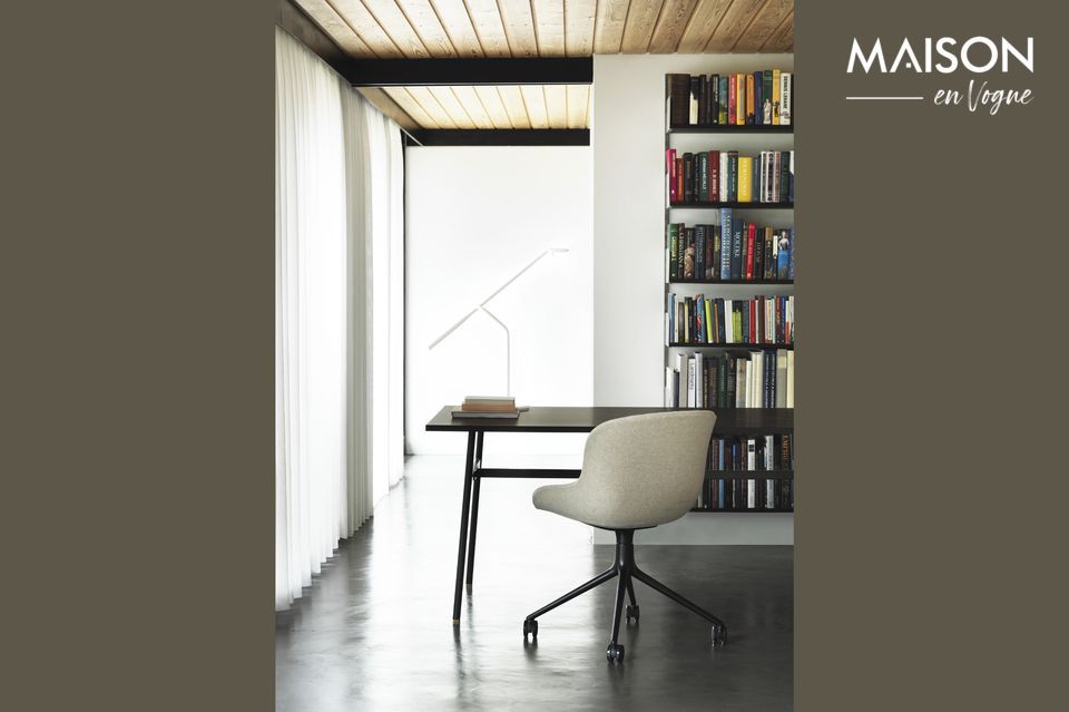 Un clásico del diseño, la lámpara de mesa Flow de Andreas Kowalewski es ligera y elegante