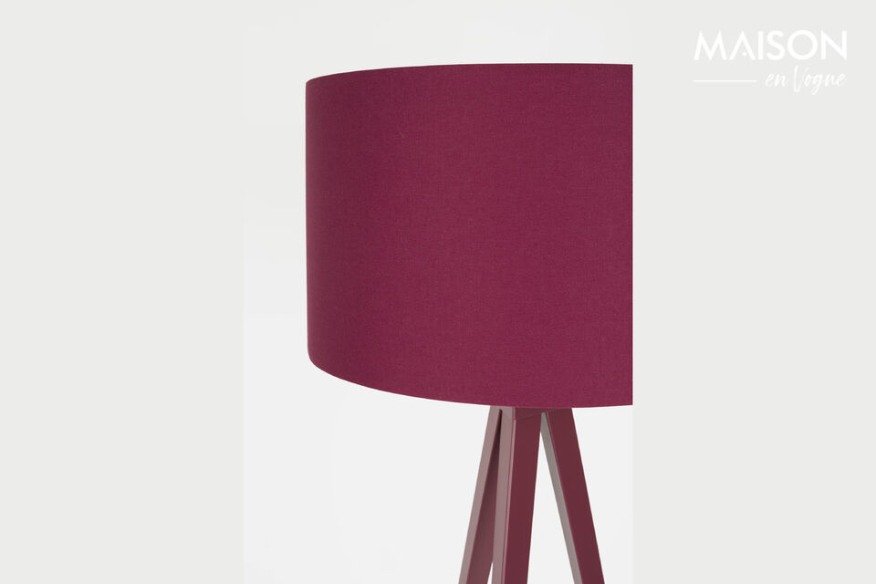 Con un elegante diseño de hierro rojo