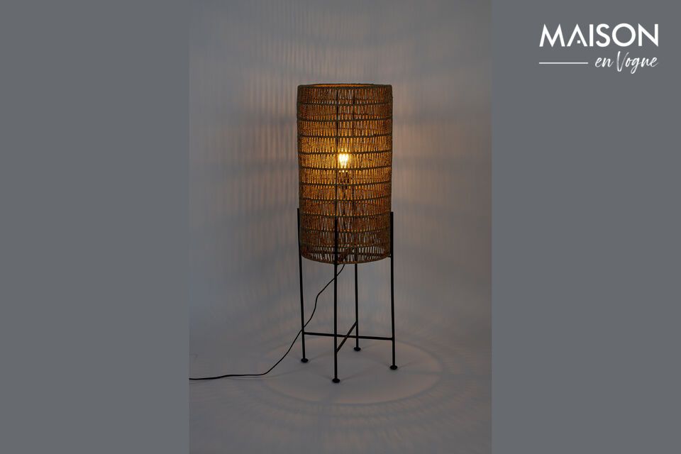 Añade luz y estilo con la lámpara de pie de yute marrón.