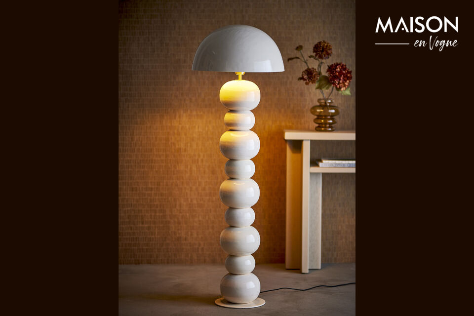 La superficie brillante realza su suave tono beige