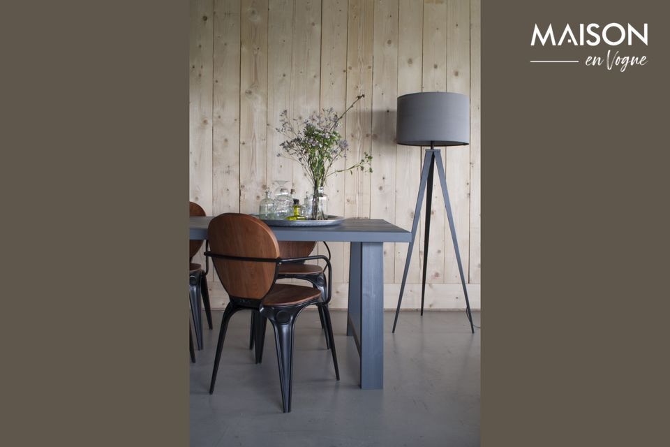 Una lámpara de pie con un diseño moderno y elegante