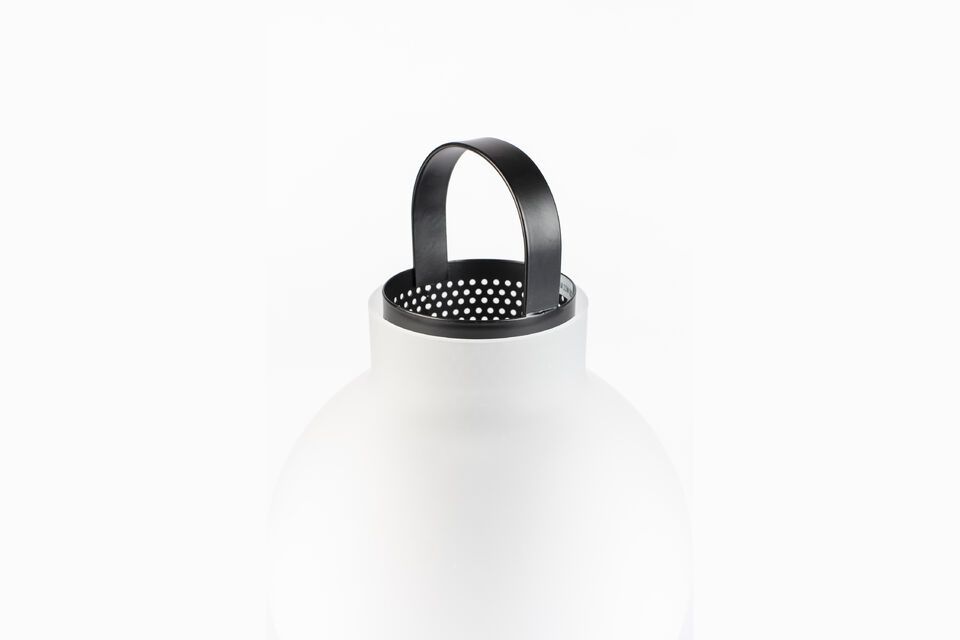 Su diseño atemporal en negro la convierte en un complemento sofisticado para cualquier decoración