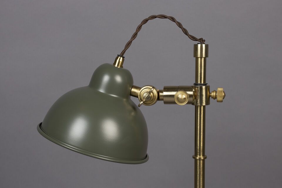 Introduce un toque de estilo industrial con nuestra lámpara de sobremesa de hierro en un sutil