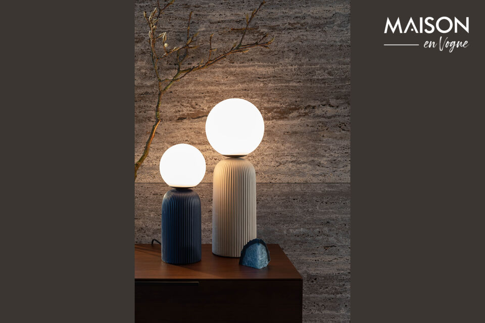 Le motif plissé du socle en céramique lui confère un design élégant