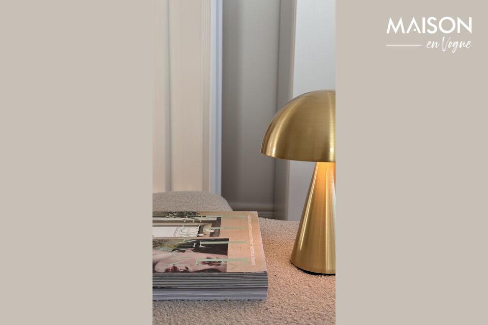 Éveillez votre intérieur à une douce lumière avec la lampe à poser en fer laiton Mush