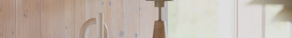 Mise en avant matière Lampe à poser en travertin beige Cole