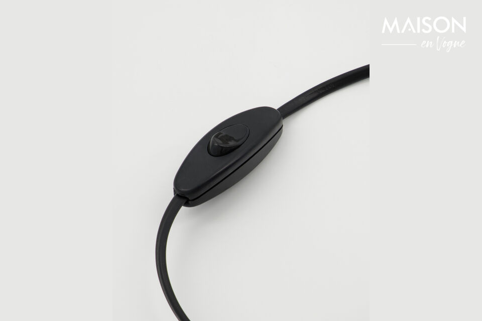 La lampe à poser HDDesk est fabriquée à la main en fer avec une finition argent brossé