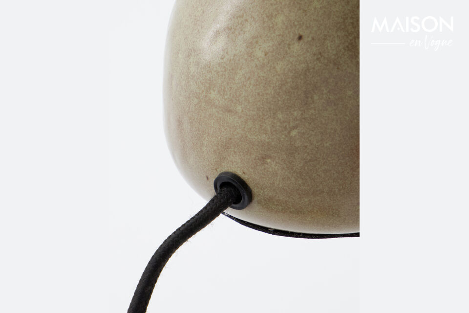 Apportez de la chaleur à votre intérieur avec cette charmante lampe à poser
