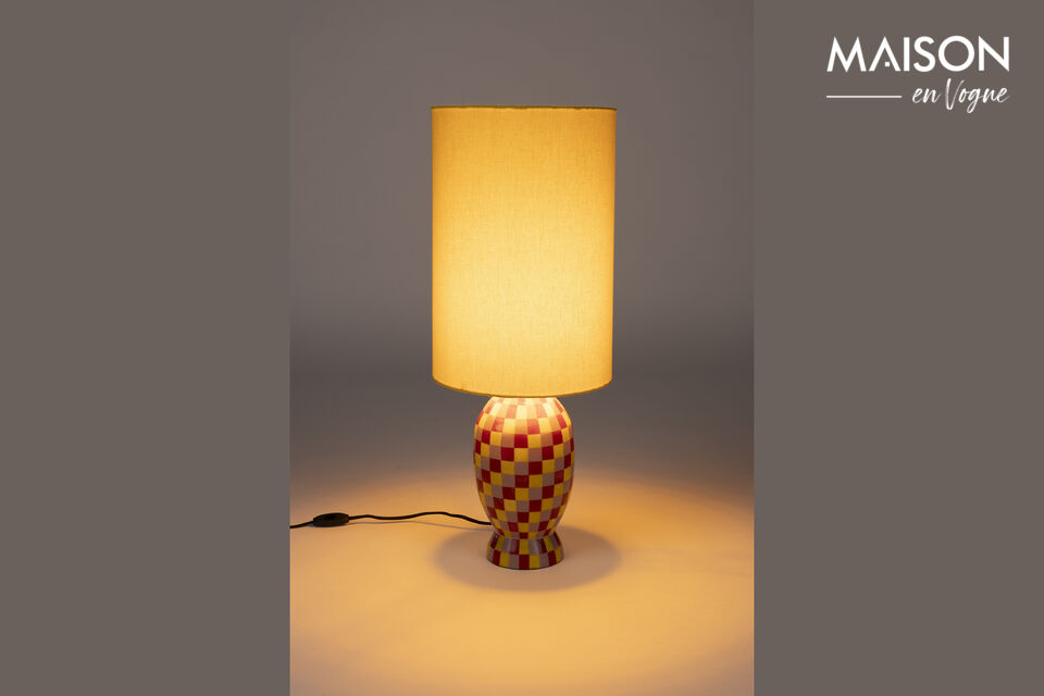Le pied de la lampe est orné d’un motif ludique en forme de blocs aux combinaisons de couleurs