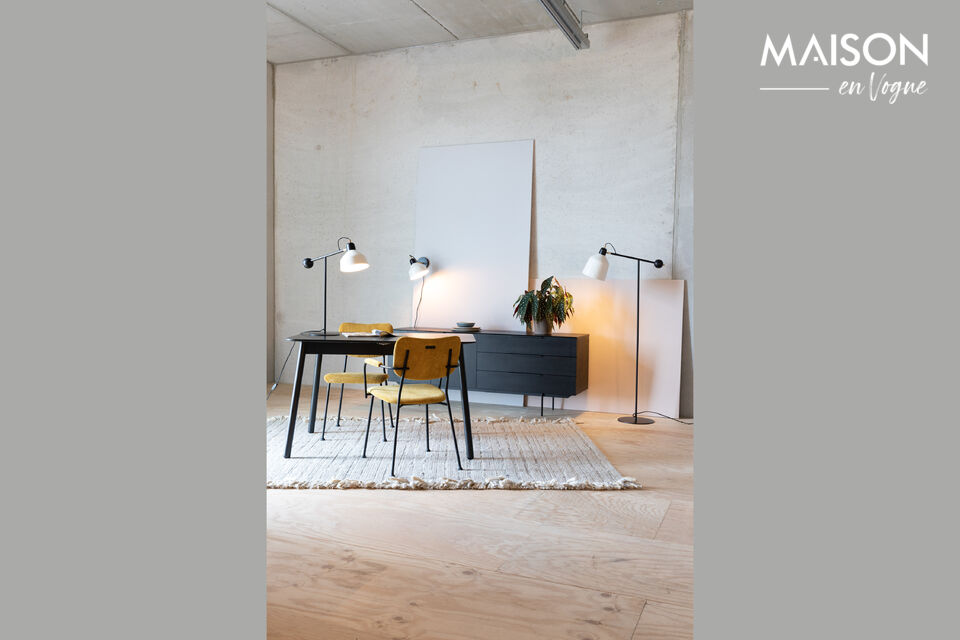 La boule en bois à l\'extrémité du bras vient parfaire le design de cette superbe lampe de table