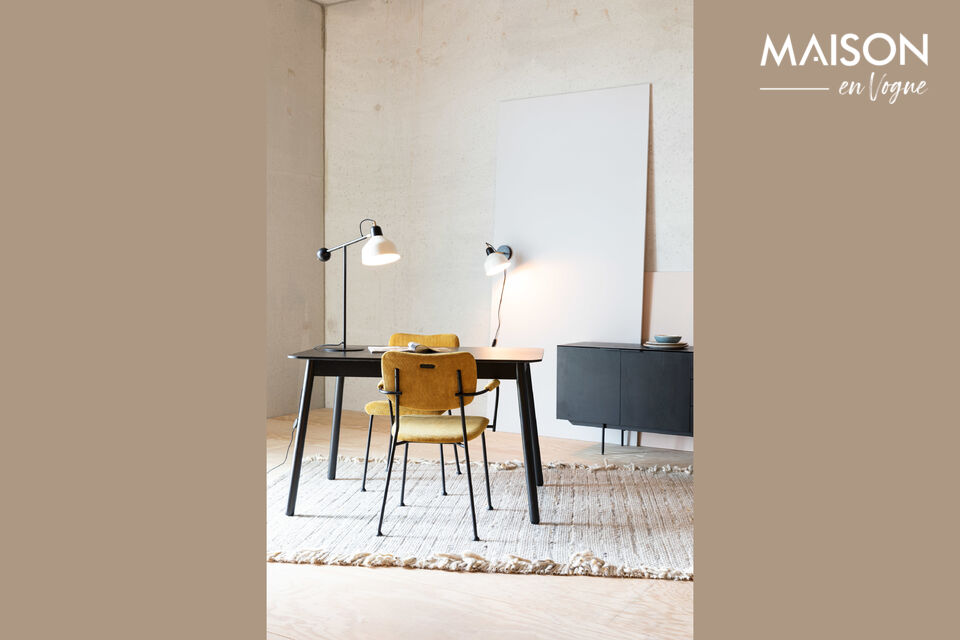 Ce luminaire moderne est doté d\'un abat-jour métallique qui attire le regard