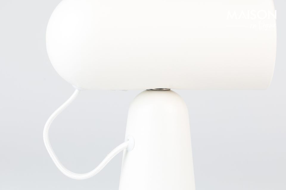 Esthétique et pratique, la lampe de bureau Vesper blanc est un basique de l\'ameublement
