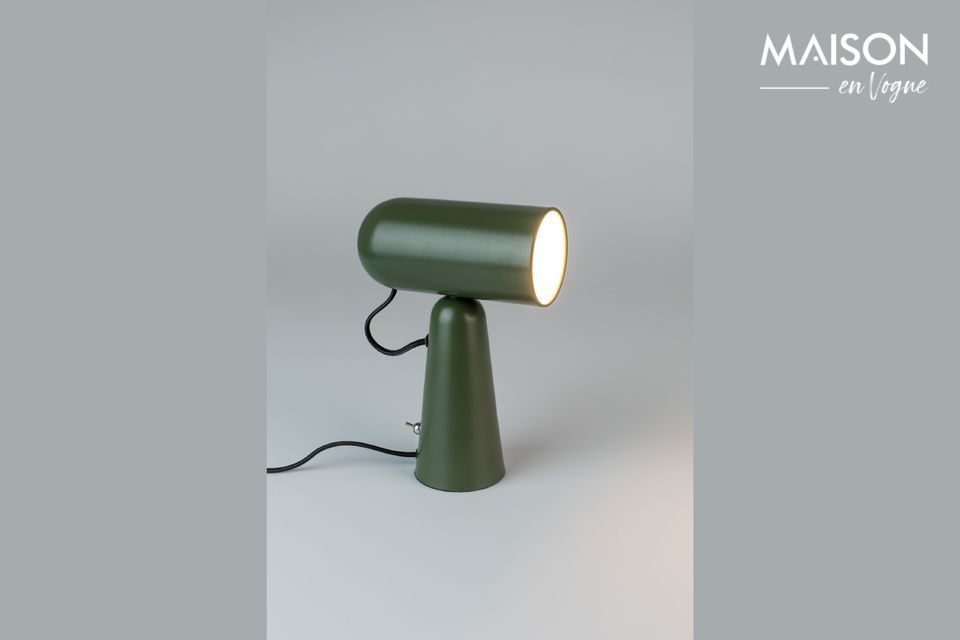 Jolie lampe de bureau discrète mais efficace, aux formes simples.