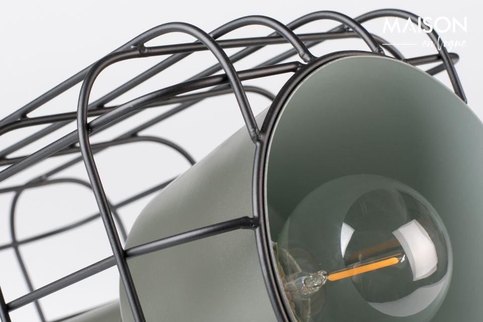 Une lampe à poser très design dans un style industriel chic qui rappelle un projecteur de cinéma