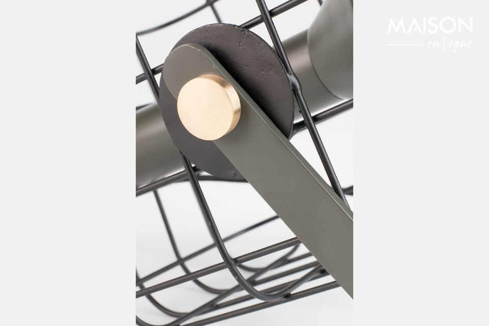 La lampe est entourée d\'une élégante cage en fer laqué