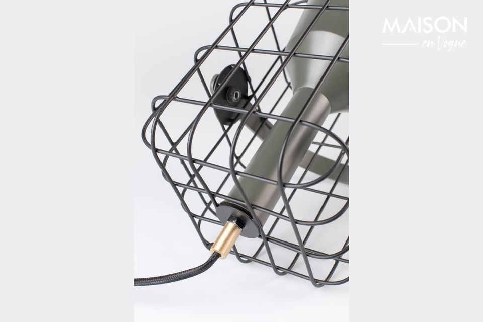 Le corps de la lampe est en fer laqué avec des finitions en laiton