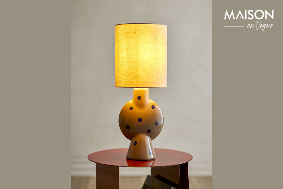 La Lampe de table Sergio de Bloomingville est en grès et arbore un ton beige doux décoré de pois