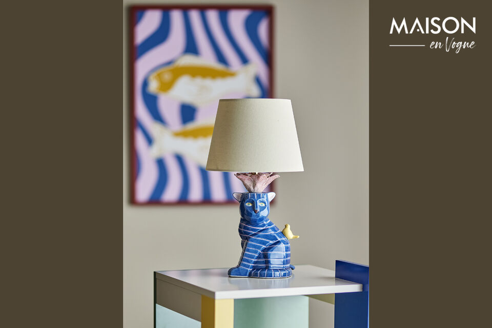 La Lampe de table Eri de Bloomingville se distingue par sa base en grès en forme de chat