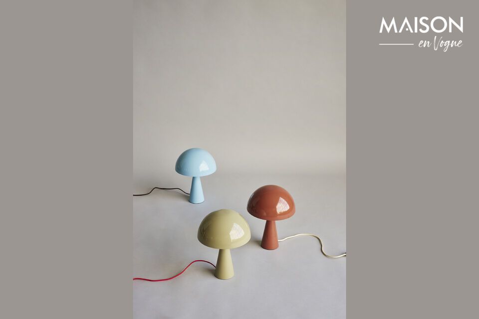 La lampe de table en métal bleu clair Mush offre un éclairage doux et une esthétique moderne pour