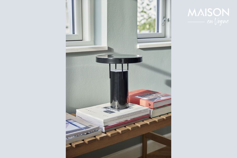 La lampe de table en métal noir BringMe allie un design contemporain avec une luminosité