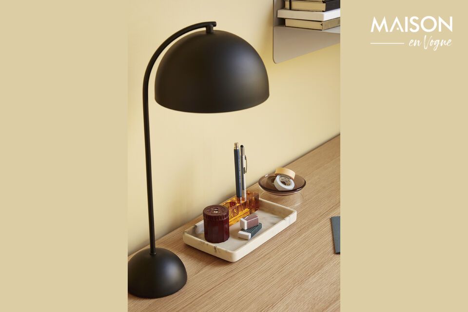 Illuminez votre espace avec style grâce à la lampe de table en métal noir Form