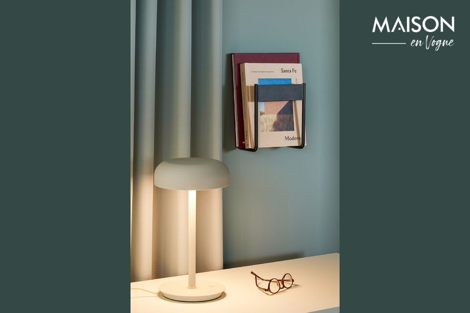 La lampe de table en métal sable Velo se distingue par sa couleur neutre et son design épuré
