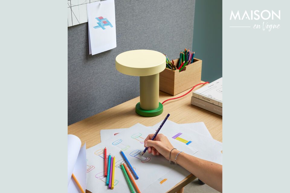 La lampe de table en métal vert Magic apporte une bouffée d\'air frais à votre espace avec sa