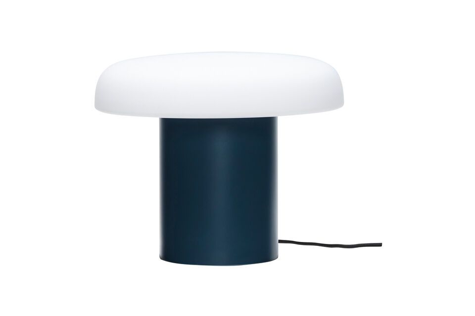 La lampe de table en verre bleu foncé Ateliers ajoute une touche de mystère et d\'élégance à