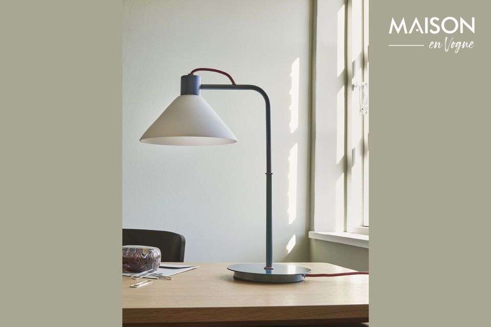 La lampe de table en verre bleu Spot offre une esthétique élégante et apaisante à votre espace