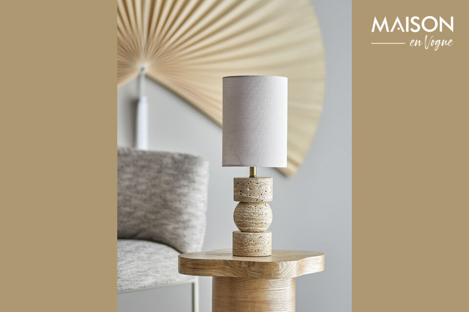 La Lampe de Table Marci de Bloomingville présente un pied sculptural en travertin avec un jeu