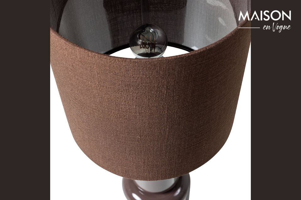 Le pied compact à plusieurs couches et la couleur brun foncé chaleureuse confèrent à la lampe