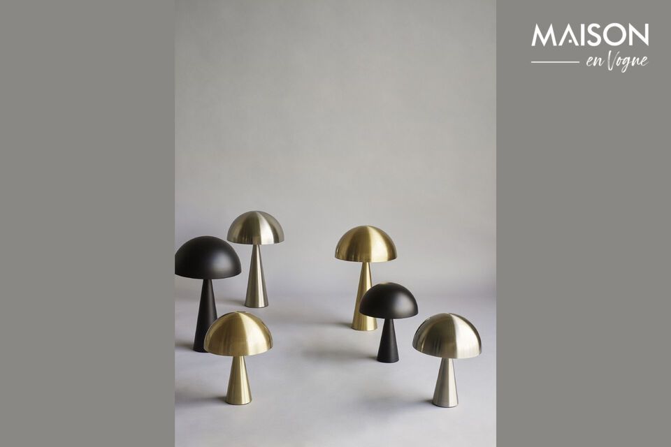 La lampe de table haute en métal argent Mush apporte une touche de sophistication avec son design