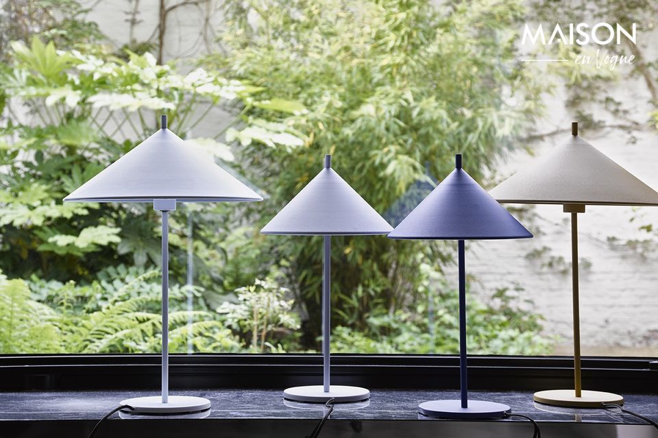 Une lampe à poser triangulaire en fer