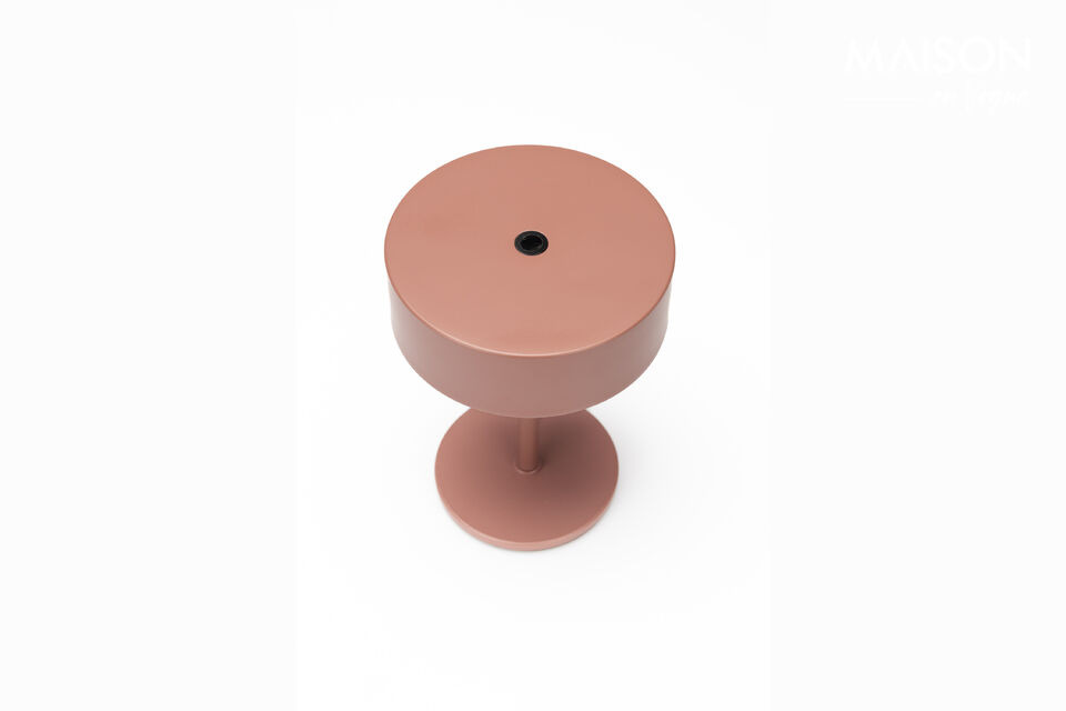 Avec ses dimensions de H 15 x Ø 10 cm