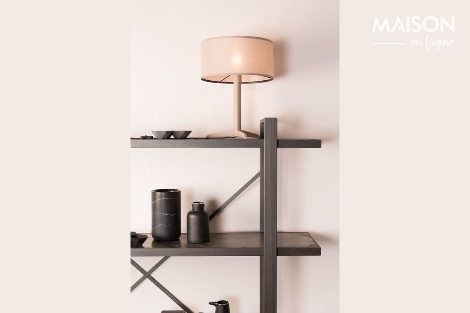Cette petite lampe de table est disponible en plusieurs couleurs et affiche un style moderne sans