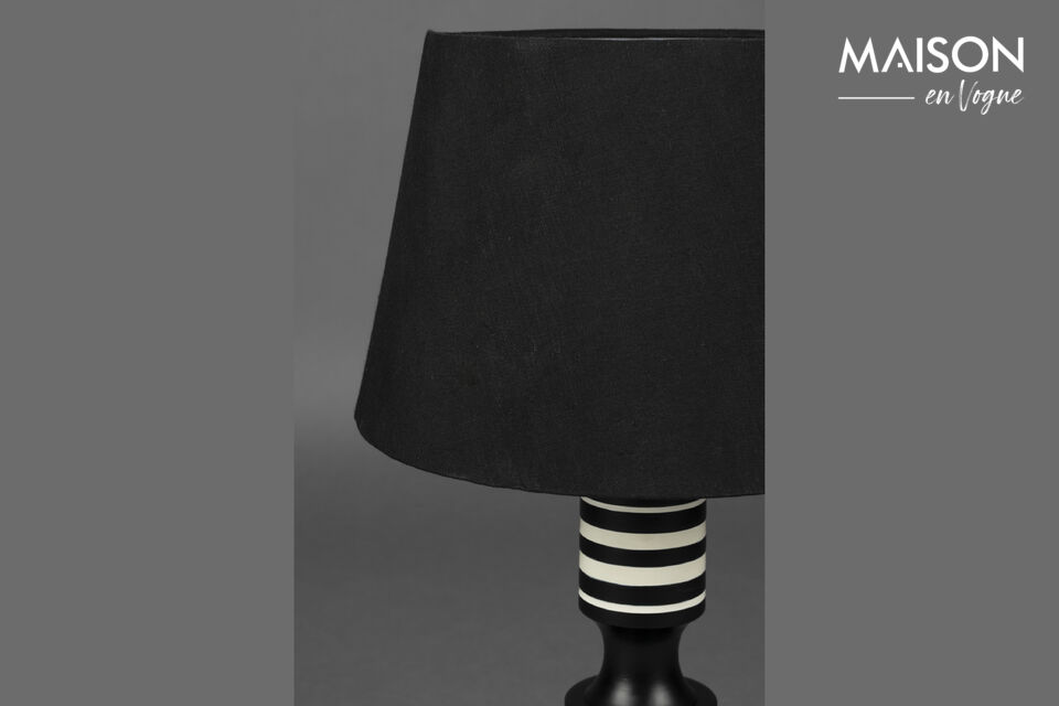 Grâce à son pied remarquable, cette lampe de table vous fait immédiatement voyager dans le temps