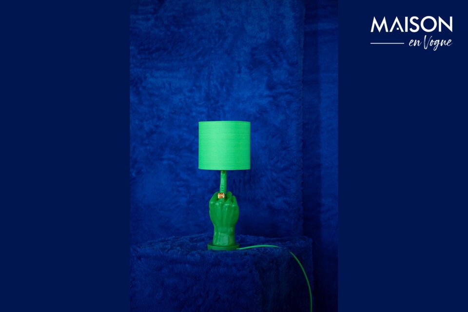 La lampe à poser en résine vert What If est bien plus qu\'un simple luminaire