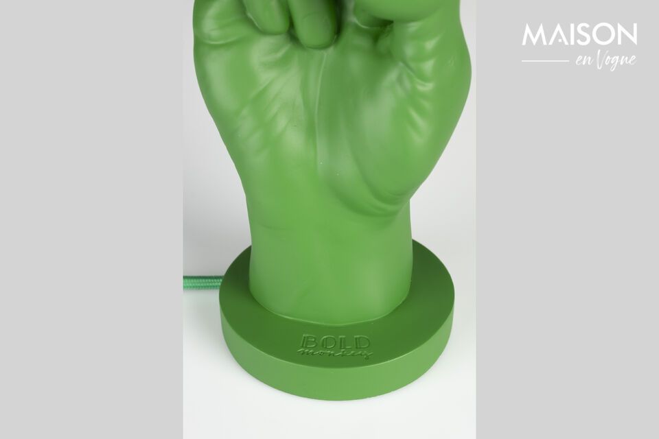 En se mêlant à des meubles au design minimaliste