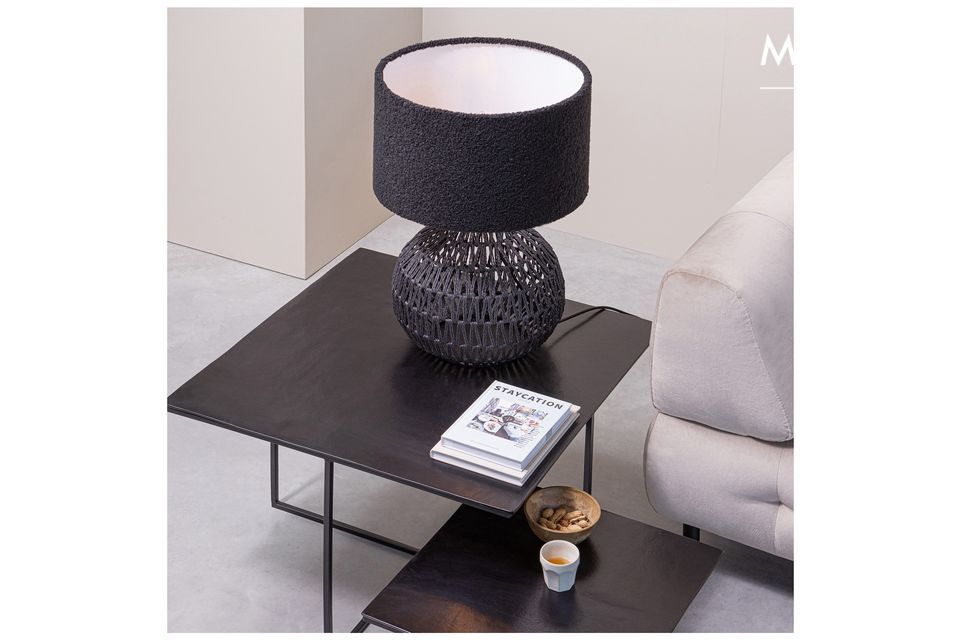 Cette lampe en rotin noir Macy ne manquera pas d\'attirer l\'oeil de tous vos convives lors de vos