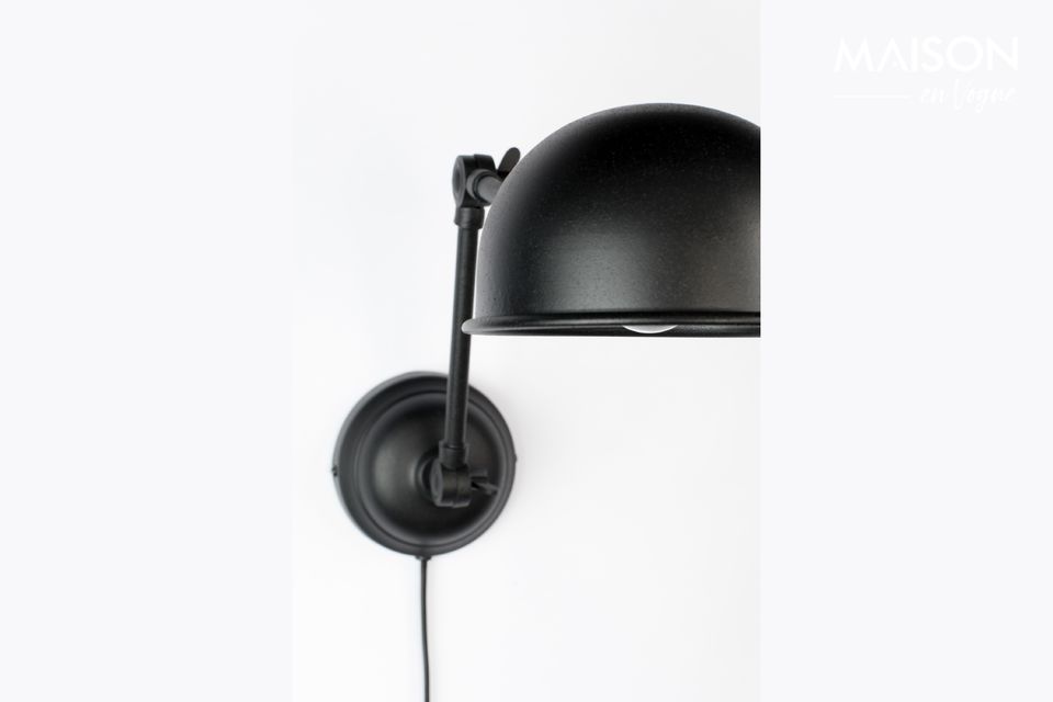 Une lampe cloche stylée à fixer au mur