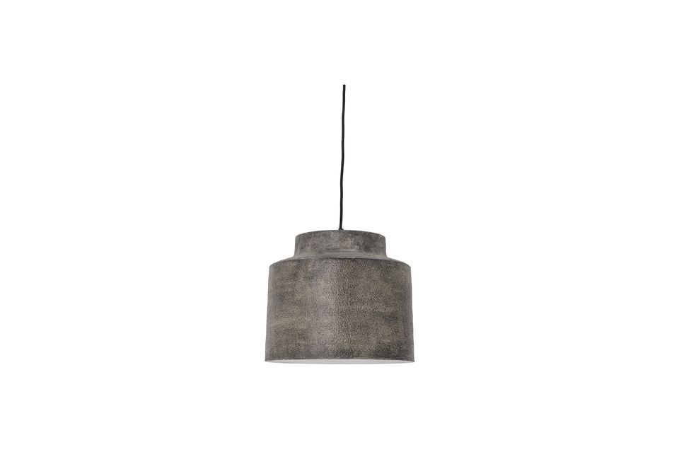 Cest une lampe en métal gris lourd qui ajoute de la modernité à nimporte quelle pièce où