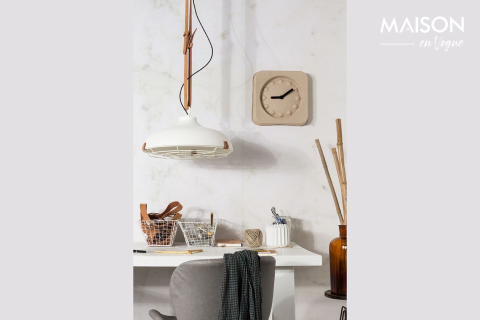 Une suspension originale et fonctionnelle associant cuir et métal