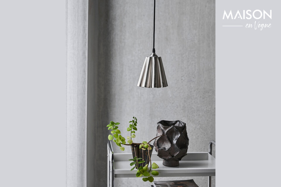 Die wellenförmige Silhouette sorgt für ein markantes und dekoratives Design