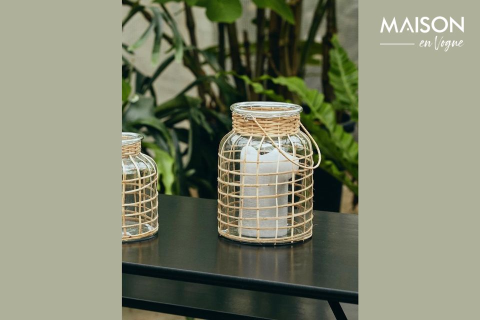 This 27 cm long bamboo lantern has a natural-coloured woven handle and a glass insert for candles