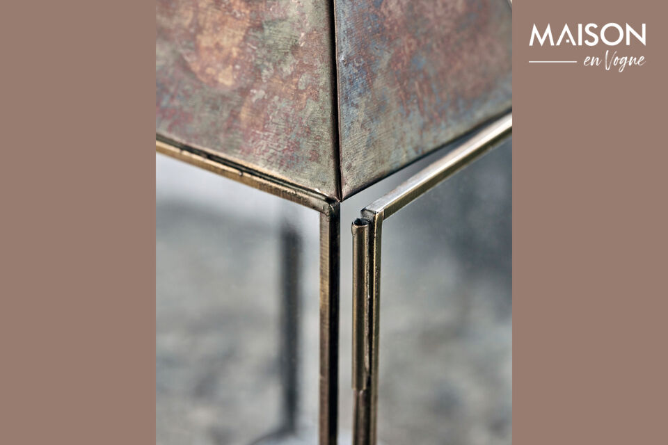 Diese handgefertigte Windlicht-Laterne aus Glas und Eisen mit antikem Messing-Finish verleiht jedem