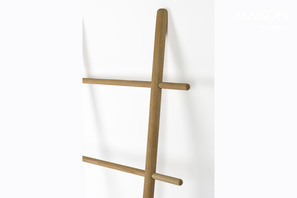 Diese stilvolle Leiter verleiht Ihrem Interieur eine natürliche Note und lässt sich einfach ohne