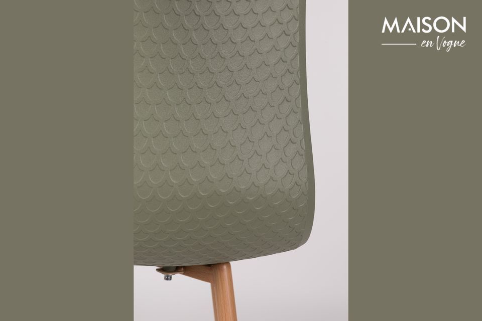 With its iron legs covered with a wooden transfer foil, this chair offers perfect stability