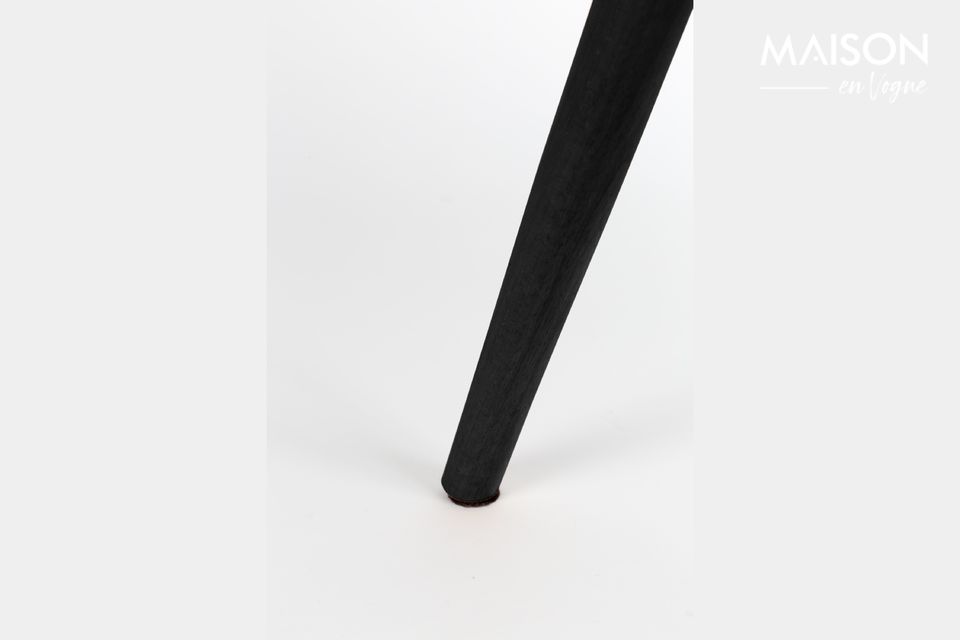 Het contrasteert met de metalen poten en het zwart gelakte massief beukenhouten onderstel die het