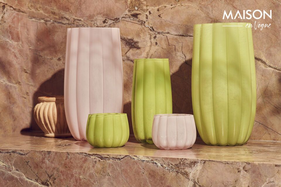 Made from light pink glass, this vase offers a soft finish and invites poetic interior decoration