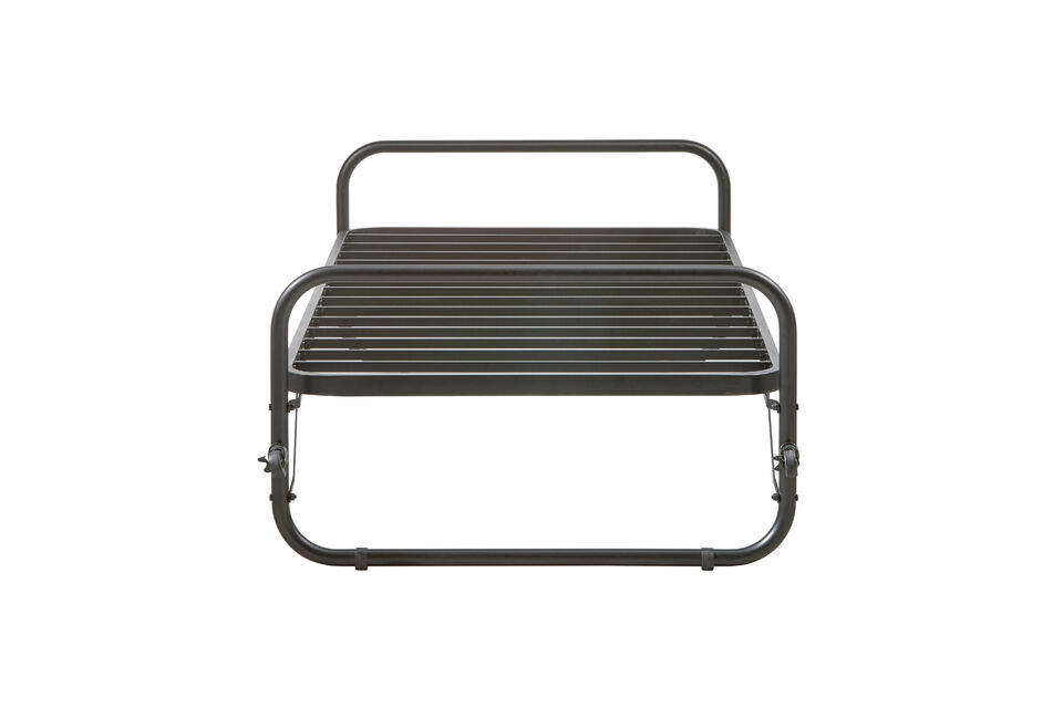 Le lit en métal peut accueillir un matelas de 90x200 cm